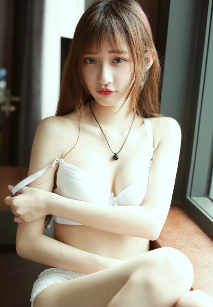 可爱萝莉美女little贝壳三点式诱惑美乳翘臀居家私房气质写真