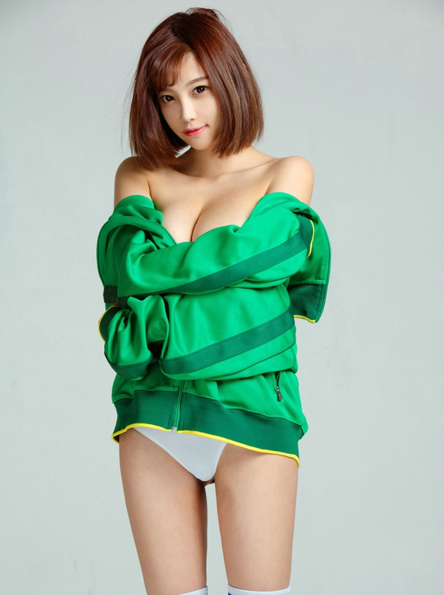 气质嫩模杨晨晨桌球女郎白色蕾丝丁字裤足球宝贝诱惑写真