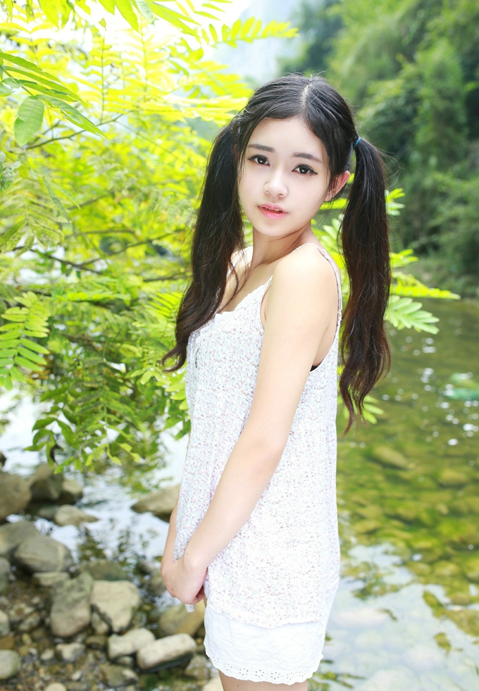 可爱小萝莉果味包子吊带清纯诱人性感美腿白嫩肌肤写真