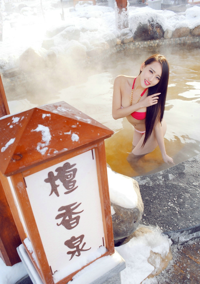温泉罗婉莹性感比基尼美胸翘臀诱惑迷人细腰写真