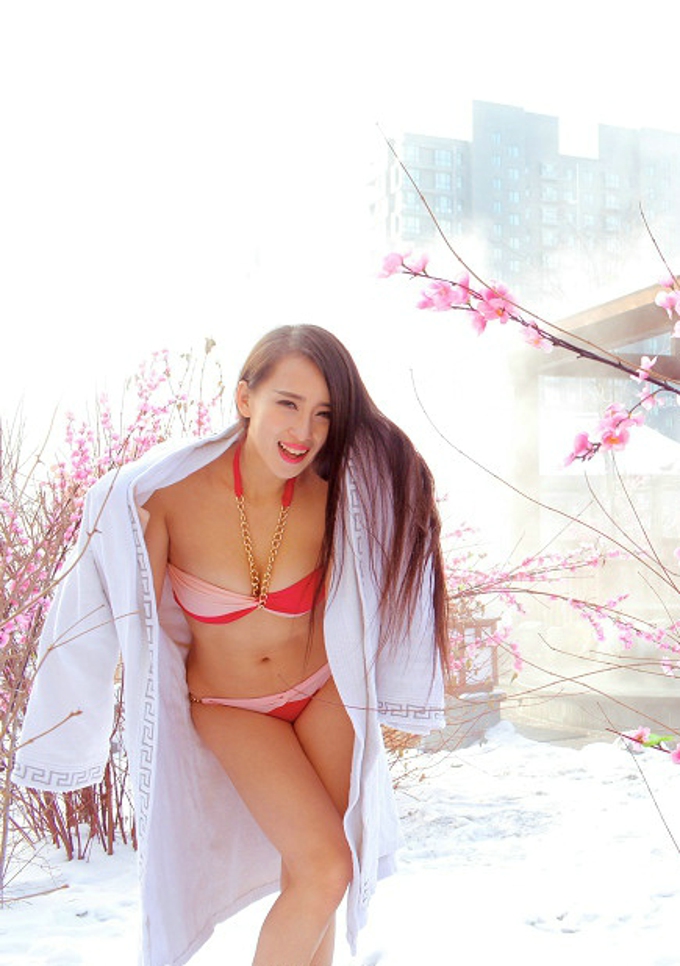 温泉罗婉莹性感比基尼美胸翘臀诱惑迷人细腰写真