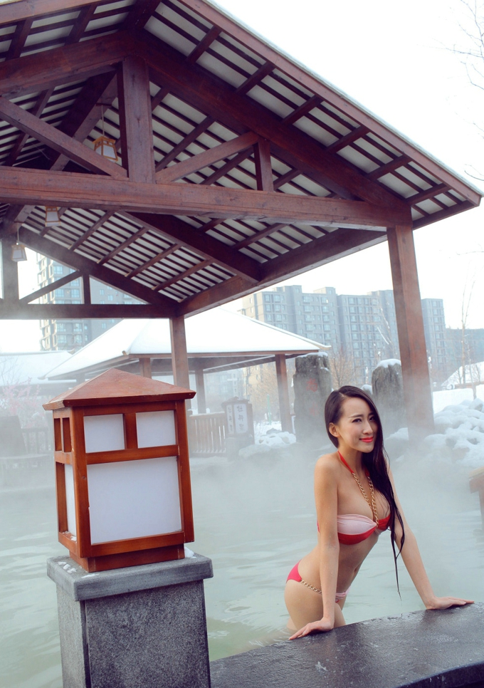 温泉罗婉莹性感比基尼美胸翘臀诱惑迷人细腰写真