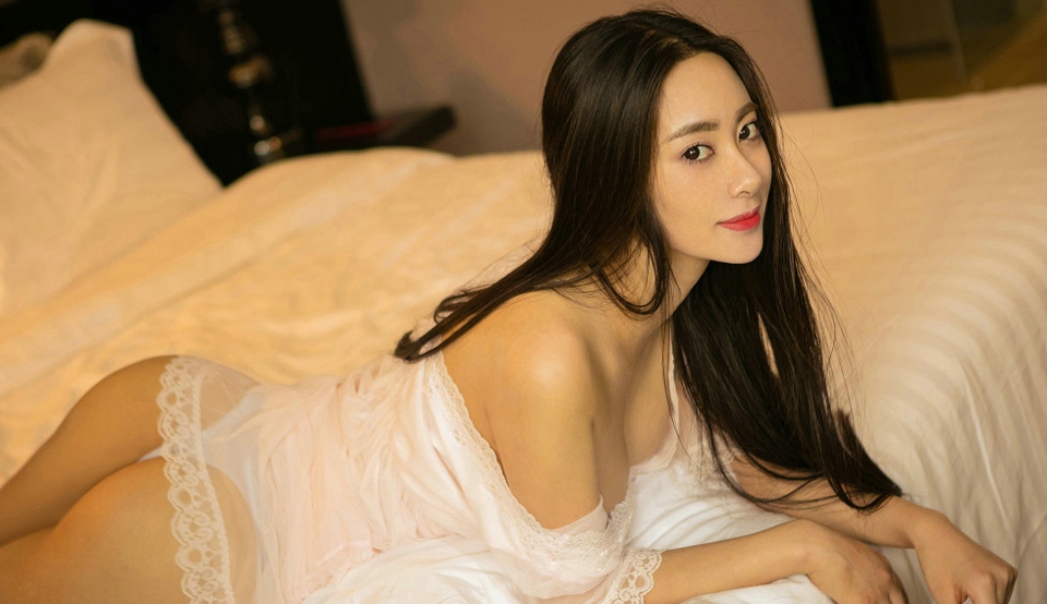 新人嫩模飞Angelababy性感吊带黑丝美腿乳贴美胸诱惑写真