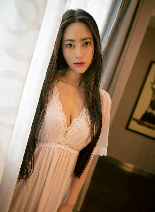 新人嫩模飞Angelababy性感吊带黑丝美腿乳贴美胸诱惑写真