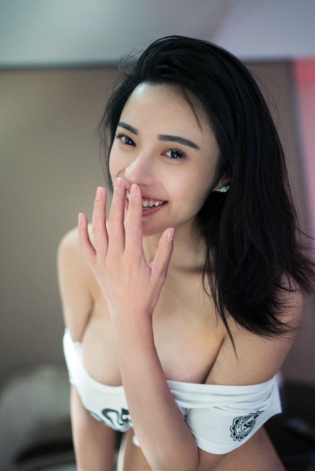 蜀女嫩模林萌萌笑容灿烂萌颜巨乳性感内衣写真