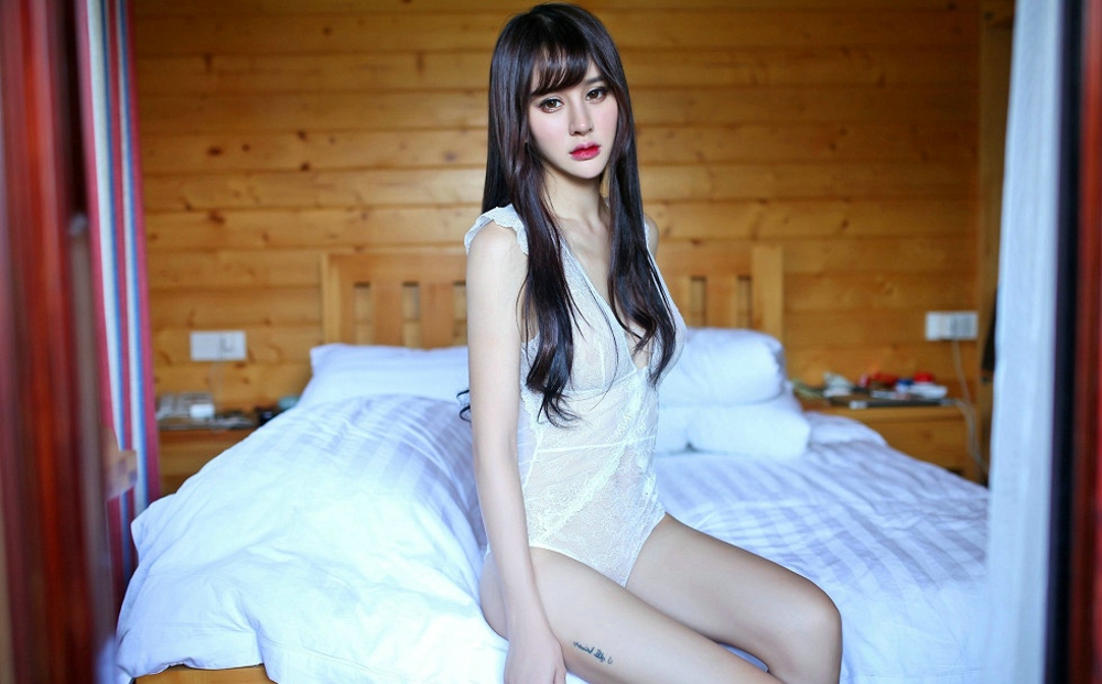 女神Cheryl青树白色蕾丝居家情趣内衣诱惑私房美乳翘臀写真