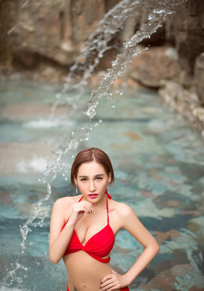 极品尤物宁海森林温泉Ice艾希性感比基尼巨乳翘臀白嫩肌肤诱惑写真