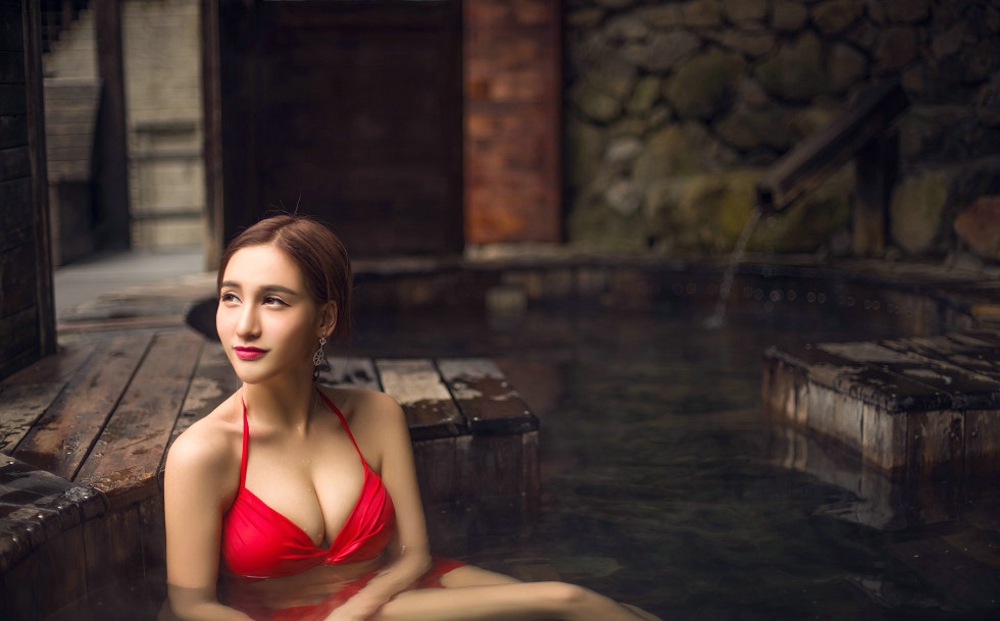 极品尤物宁海森林温泉Ice艾希性感比基尼巨乳翘臀白嫩肌肤诱惑写真