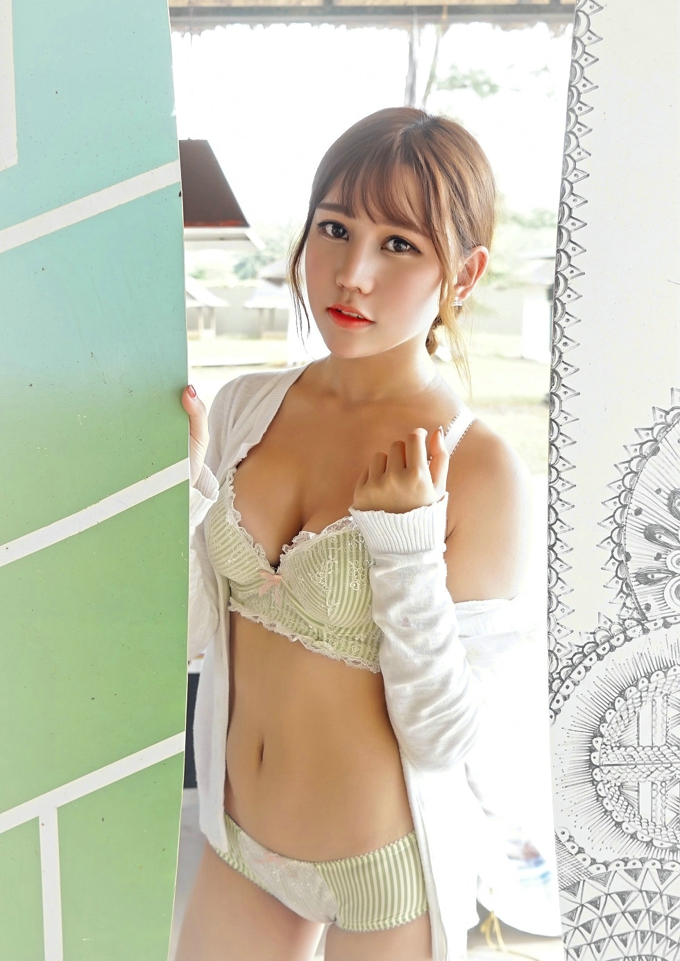 内衣美乳白嫩肌肤女神Milk楚楚可爱卖萌诱惑勾魂写真