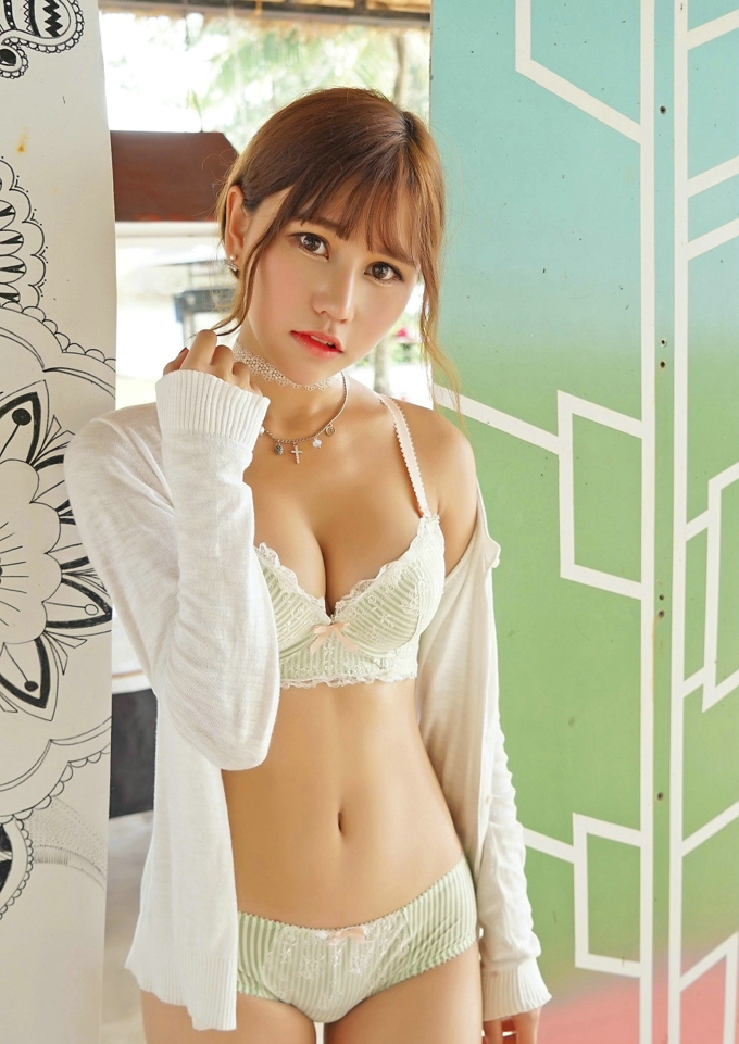 内衣美乳白嫩肌肤女神Milk楚楚可爱卖萌诱惑勾魂写真