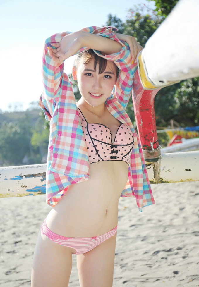 靓丽女神熊吖BOBO气质内衣牛仔短裤大胸美腿风情写真