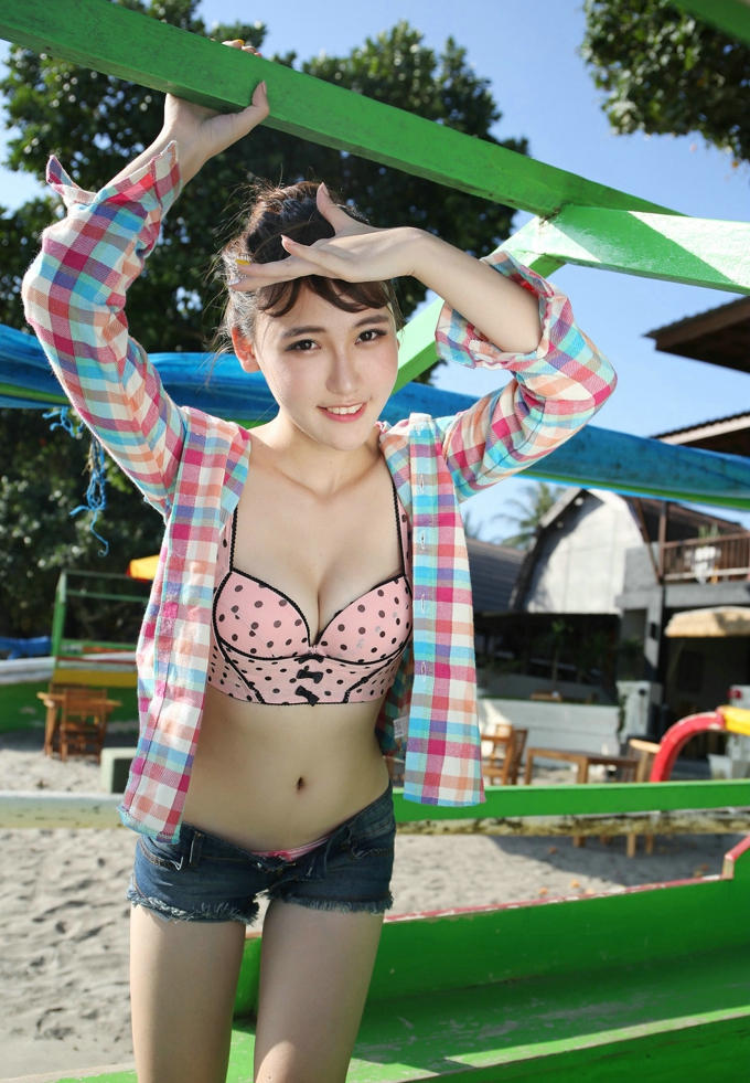 靓丽女神熊吖BOBO气质内衣牛仔短裤大胸美腿风情写真