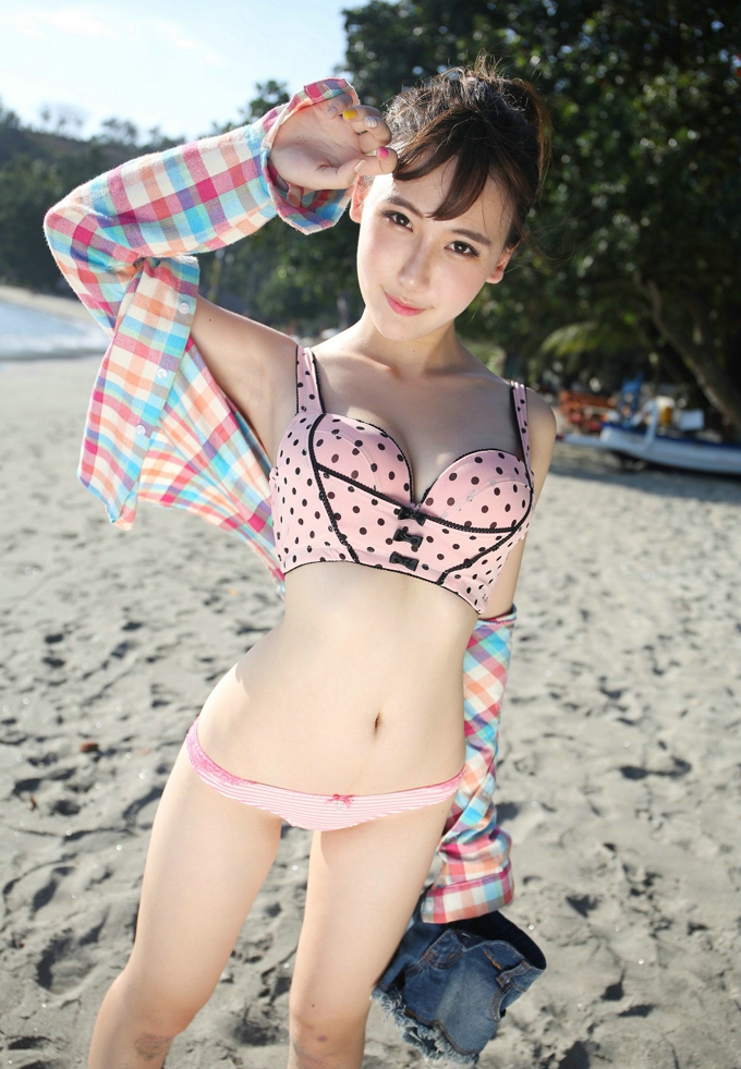 靓丽女神熊吖BOBO气质内衣牛仔短裤大胸美腿风情写真