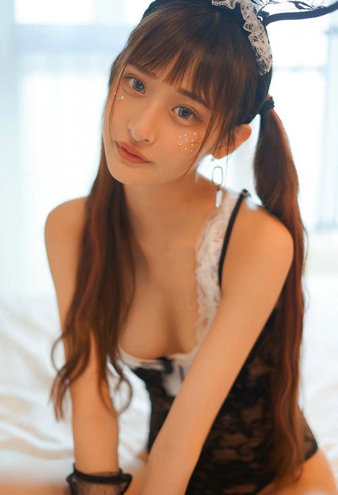 火辣娇嫩性感大胸妹子杨玉奴蕾丝连体衣巨乳诱惑销魂私房写真