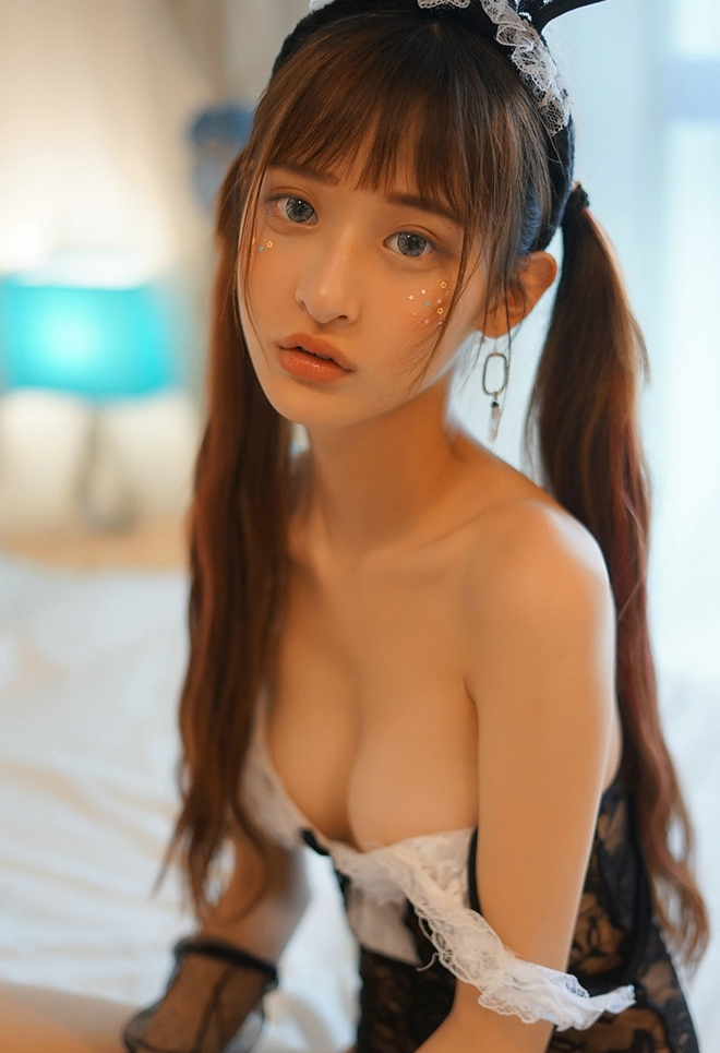 火辣娇嫩性感大胸妹子杨玉奴蕾丝连体衣巨乳诱惑销魂私房写真