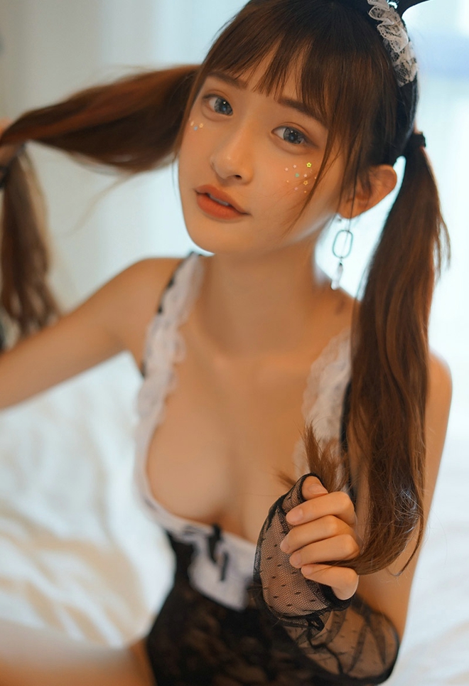 火辣娇嫩性感大胸妹子杨玉奴蕾丝连体衣巨乳诱惑销魂私房写真