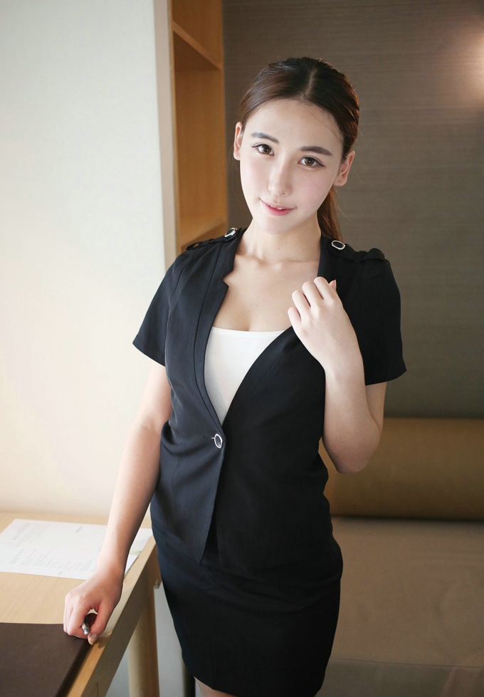 嫩模熊吖BOBO黑色教师制服吊带丝袜性感迷人写真