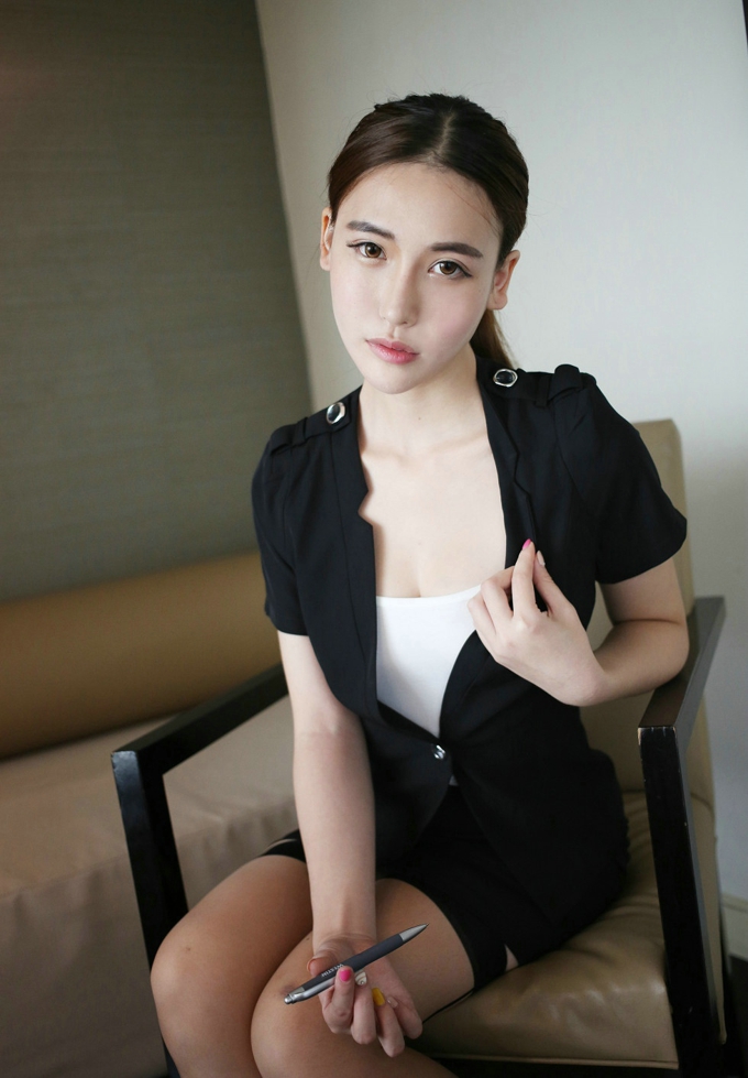 嫩模熊吖BOBO黑色教师制服吊带丝袜性感迷人写真