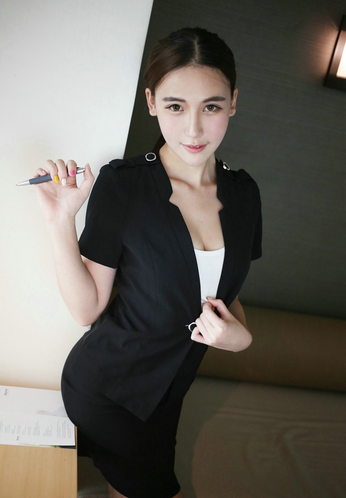 嫩模熊吖BOBO黑色教师制服吊带丝袜性感迷人写真