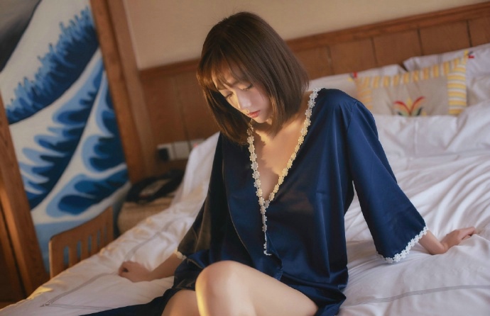 性感私房蕾丝内衣短发美女温馨迷人养眼写真