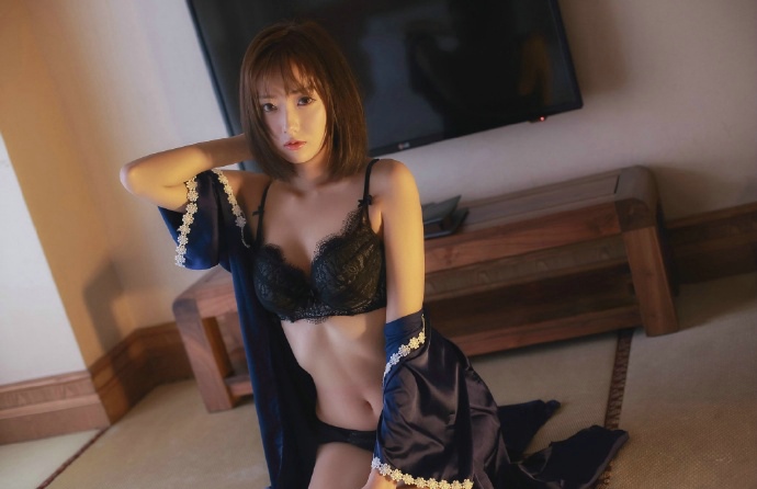 性感私房蕾丝内衣短发美女温馨迷人养眼写真