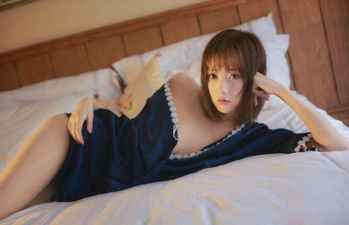 性感私房蕾丝内衣短发美女温馨迷人养眼写真