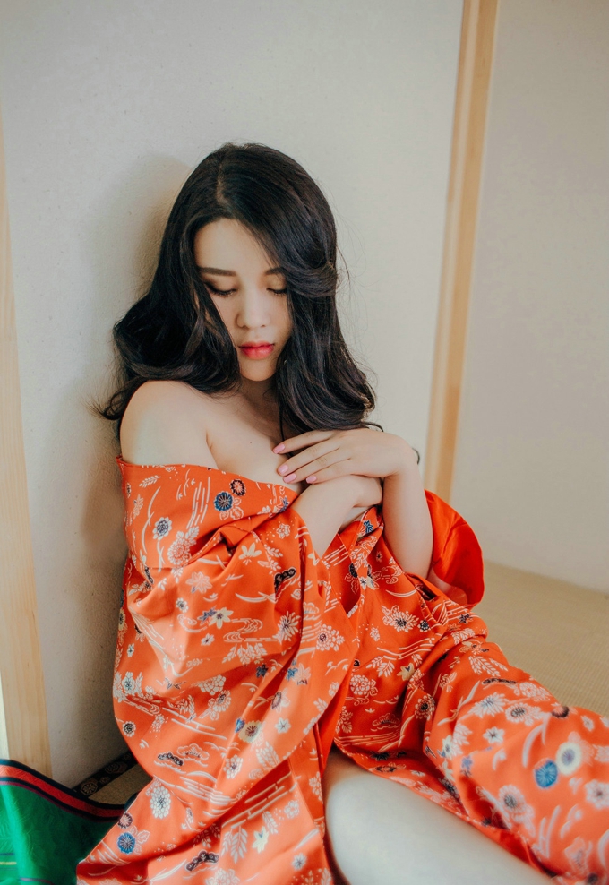 妖艳魅惑勾魂女神Sukki红色睡袍露巨乳大胸性感养眼写真