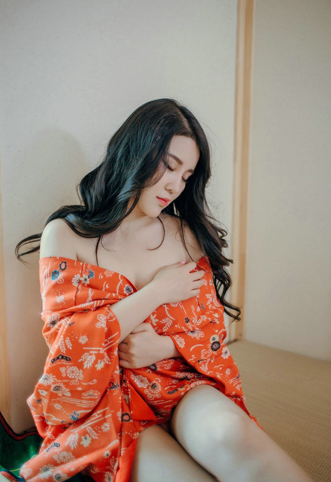 妖艳魅惑勾魂女神Sukki红色睡袍露巨乳大胸性感养眼写真