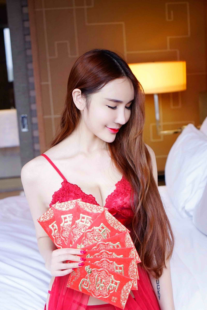 红色睡裙透视居家大床上性感迷人魅惑美女伍月Yuer写真