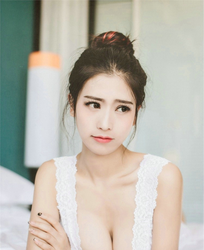 性感yy主播通灵儿童颜大美乳诱惑迷人写真