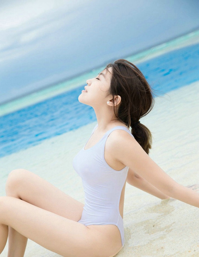 雪白美腿比基尼海边美女许诺清纯诱惑写真