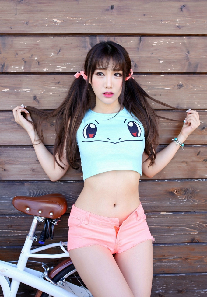 性感嫩模朱若慕皮卡丘上衣半露美乳诱惑热裤美腿写真