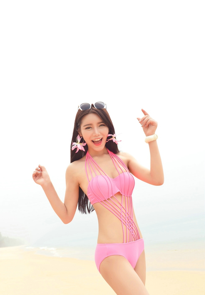 靓丽嫩模徐妍馨Mandy气质红色比基尼美乳翘臀火辣身材写真