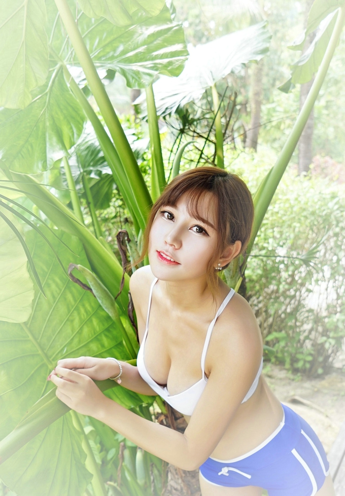 可爱小萝莉Milk楚楚性感诱人背心吊带美腿翘臀气质写真
