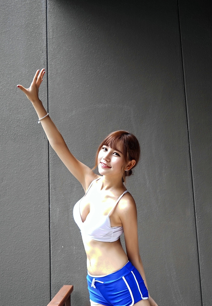 可爱小萝莉Milk楚楚性感诱人背心吊带美腿翘臀气质写真