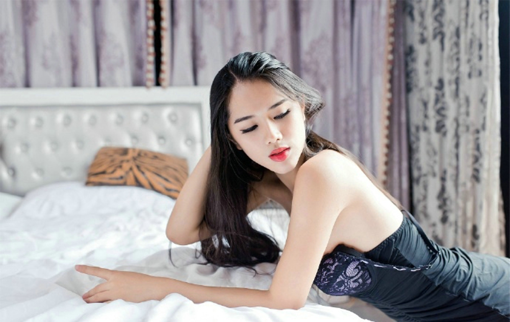 极品尤物阿宝性感迷人气质居家私房丰乳肥臀写真