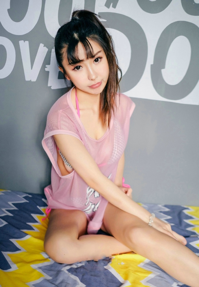 大胸嫩模晓茜气质迷人妖娆撩人姿势白嫩肌肤写真