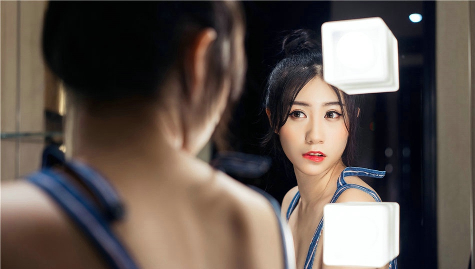 浴室清纯美女小鹿深蓝色背带裙诱惑气质迷人写真图片