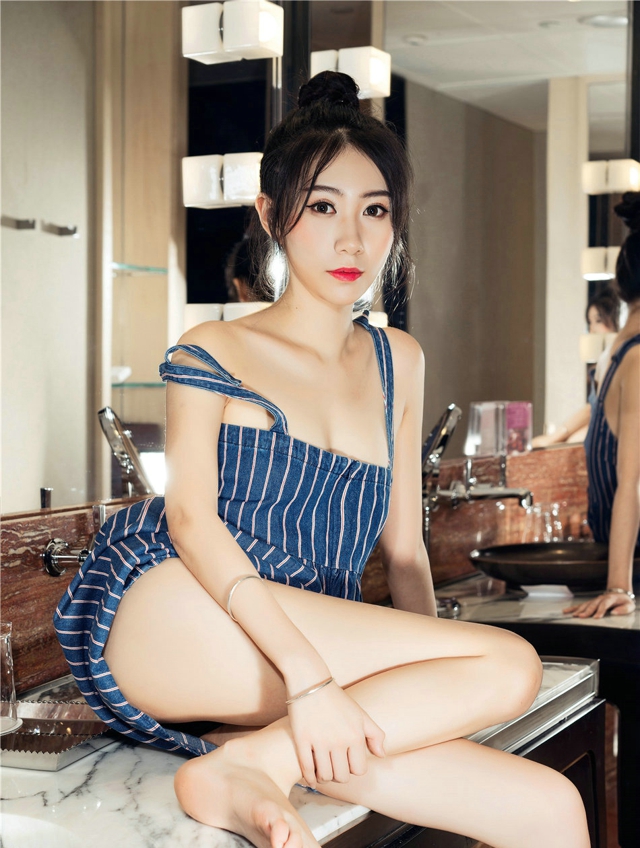 浴室清纯美女小鹿深蓝色背带裙诱惑气质迷人写真图片