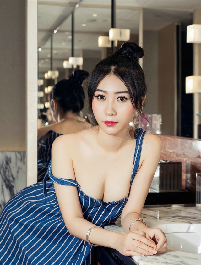 浴室清纯美女小鹿深蓝色背带裙诱惑气质迷人写真图片