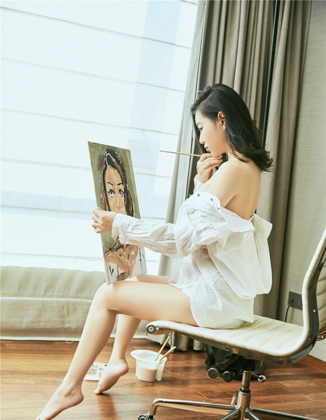 长腿美女画家张梓然性感诱人迷人别具风更的艺术照写真
