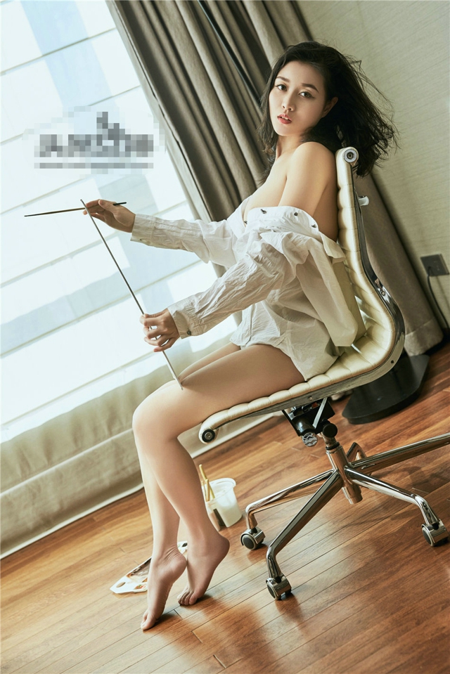 长腿美女画家张梓然性感诱人迷人别具风更的艺术照写真