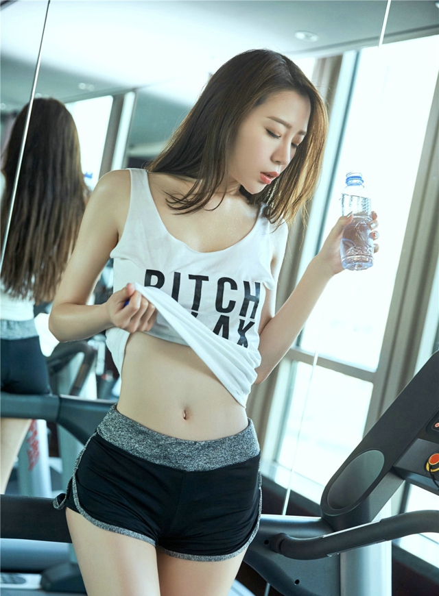 健身房的女神梦心玥极品美臀丁字裤性感诱惑写真