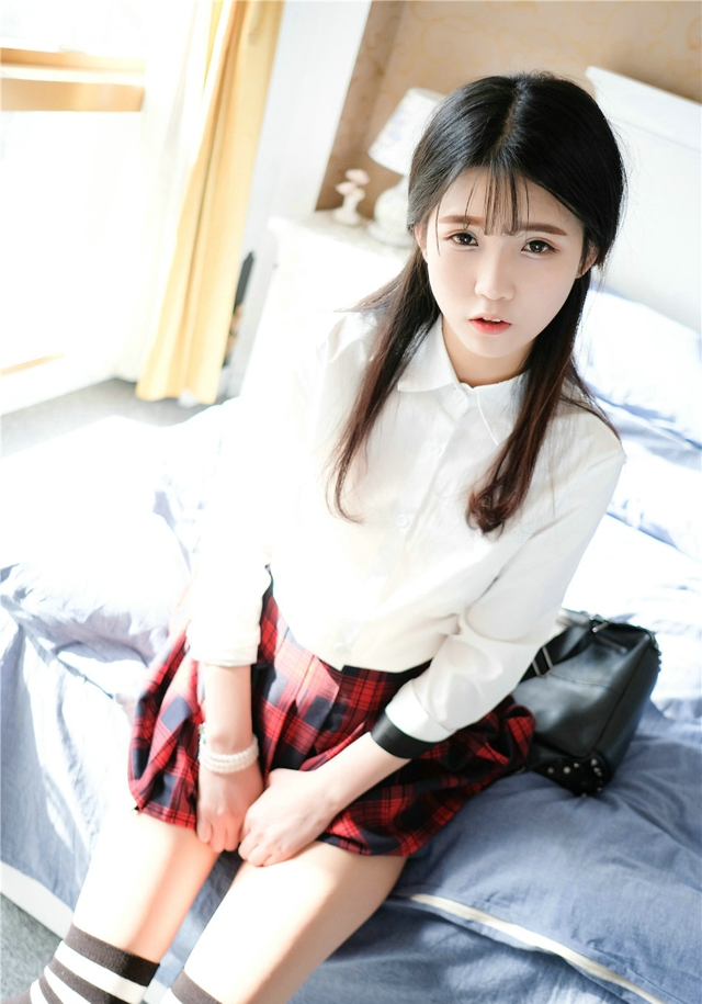 清纯美女模特可爱的小叶子学生制服诱人迷人写真