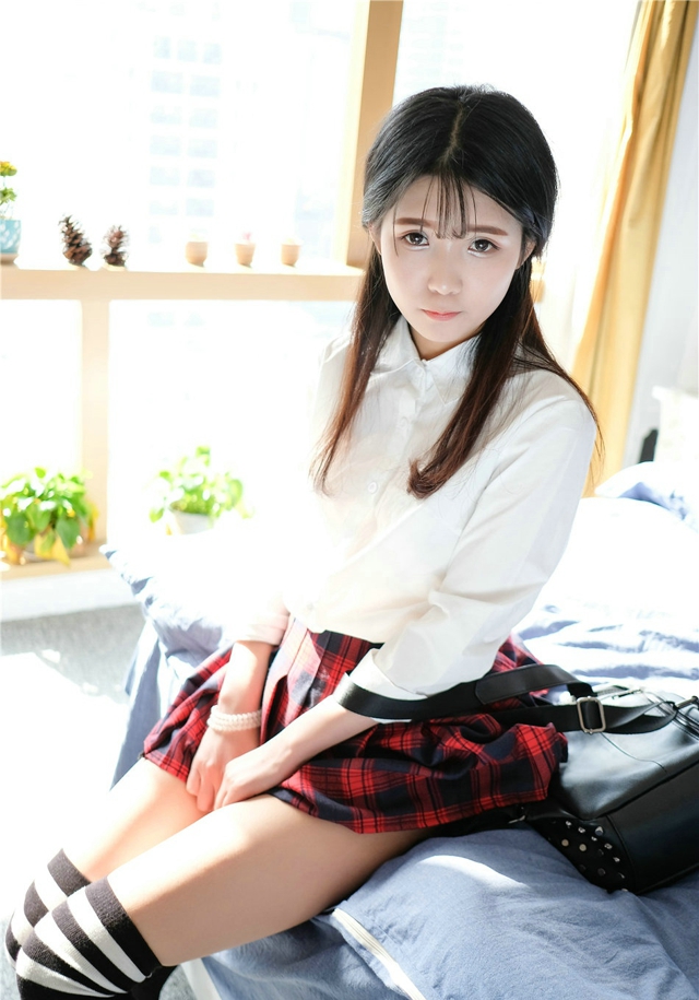 清纯美女模特可爱的小叶子学生制服诱人迷人写真