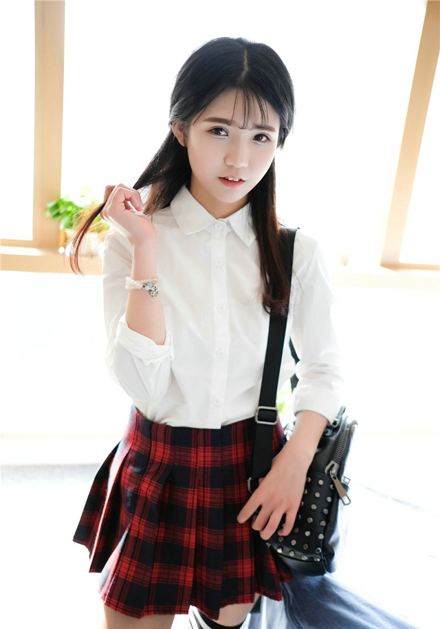 清纯美女模特可爱的小叶子学生制服诱人迷人写真