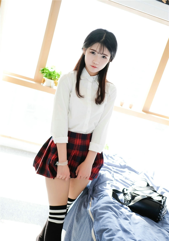 清纯美女模特可爱的小叶子学生制服诱人迷人写真