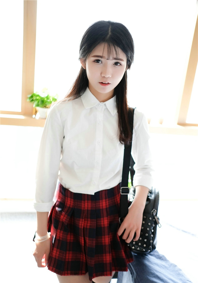 清纯美女模特可爱的小叶子学生制服诱人迷人写真