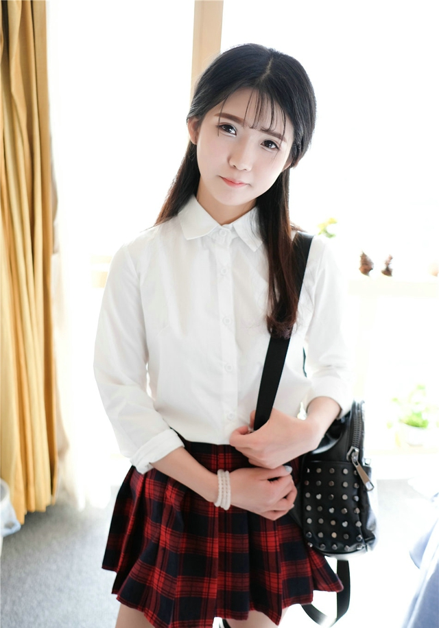 清纯美女模特可爱的小叶子学生制服诱人迷人写真
