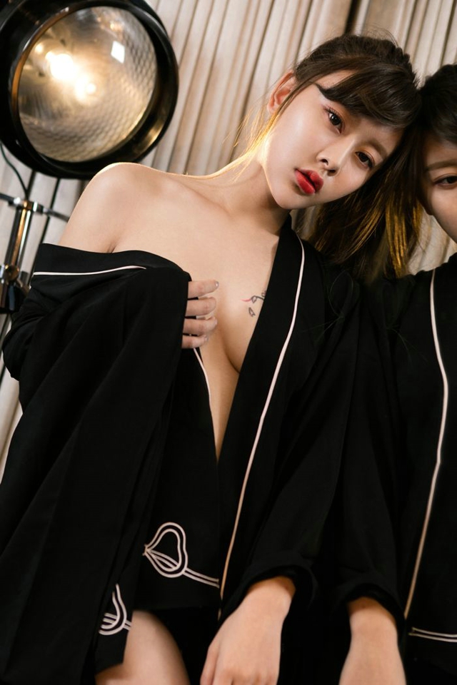 美臀霸屏性感娇艳纹身艺宁mm曼妙身材诱惑妩媚私房写真
